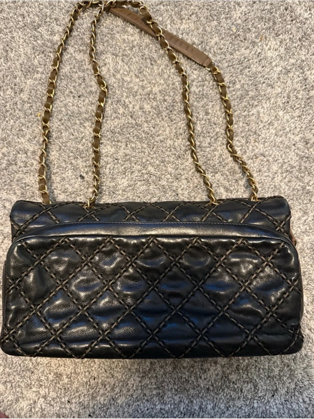 CHANEL Black Quilted Leather Shoulder Bag with Gold Chain
